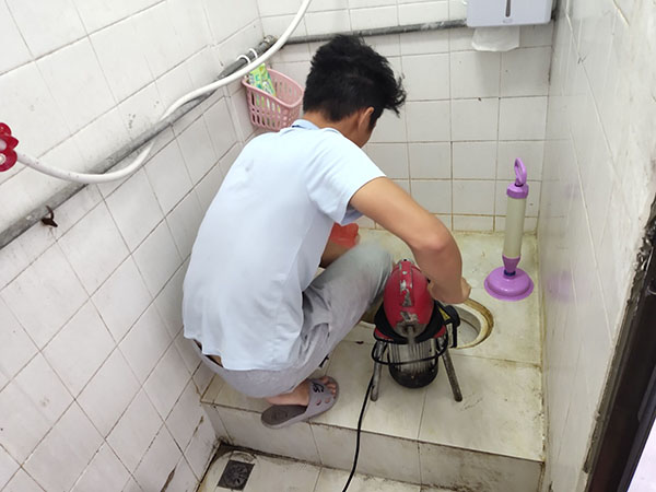 西乡管道堵塞冒臭气 专业师傅现场解决问题