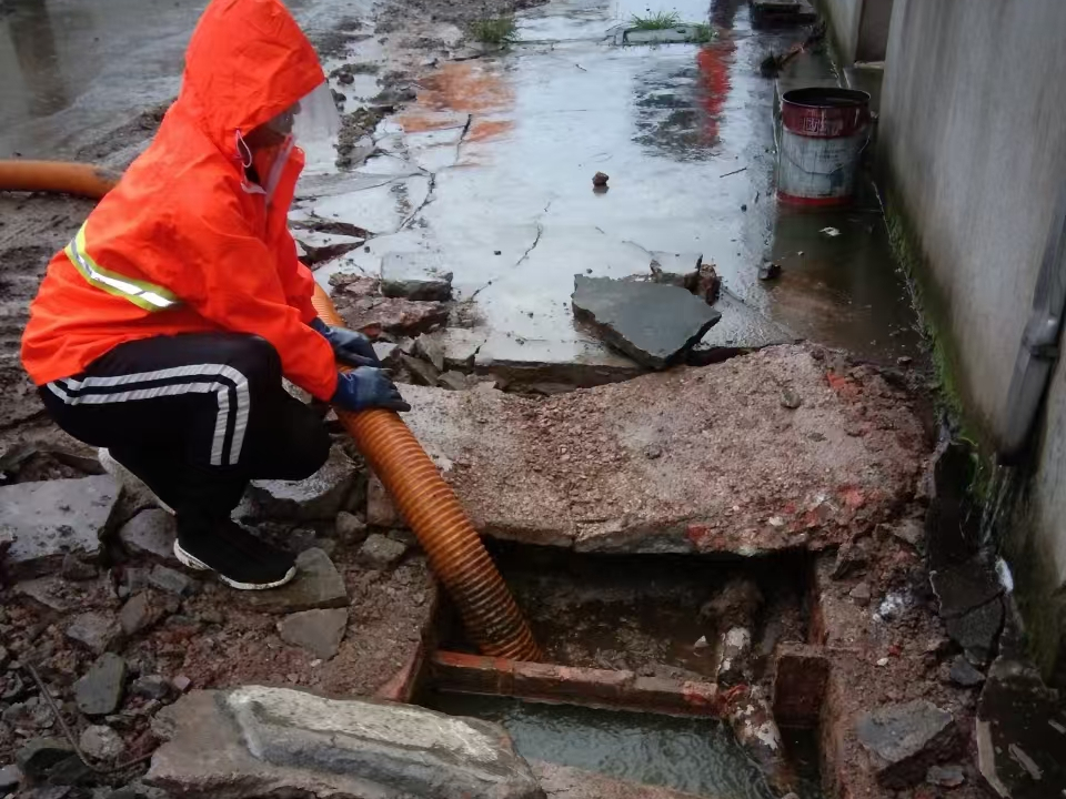 西乡专业清理污水池 炜誉市政以规范流程守护城市 “肠道”