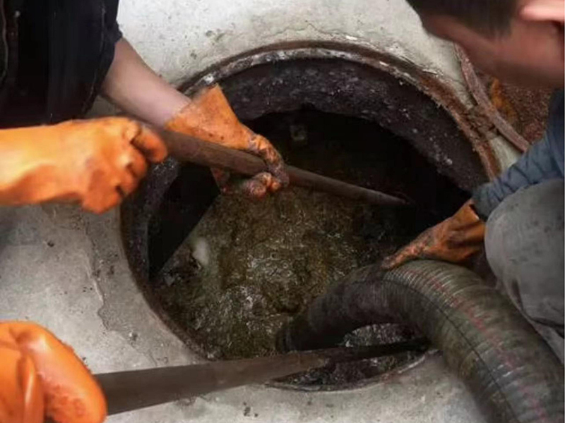 西乡清理化粪池时如何避免沼气的危害?